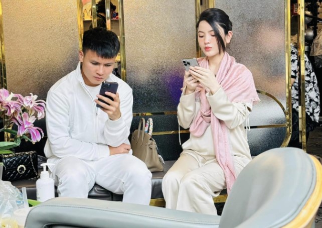 Chu Thanh Huyền khoe dành cả ngày để đi mua sắm cùng Quang Hải, chọn toàn đồ hiệu cực sang xịn