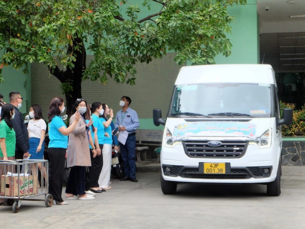 Các chuyến xe nghĩa tình xuất phát từ Bệnh viện Đà Nẵng, đưa bệnh nhân nghèo về quê đón Tết.