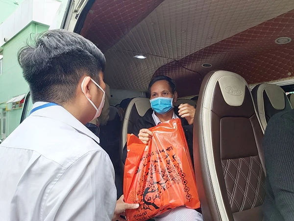 Cùng với chuyến xe nghĩa tình, Bệnh viện Đà Nẵng còn tặng quà Tết cho các bệnh nhân nghèo.