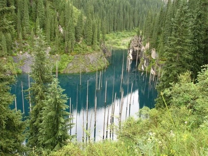 Kaindy là một hồ nước dài 400 mét, sâu gần 30 mét nằm cách thành phố Almaty, nước Cộng hòa Kazakhstan 129km. Hồ Kaindy nằm ở độ cao 2.000 mét so với mực nước biển.