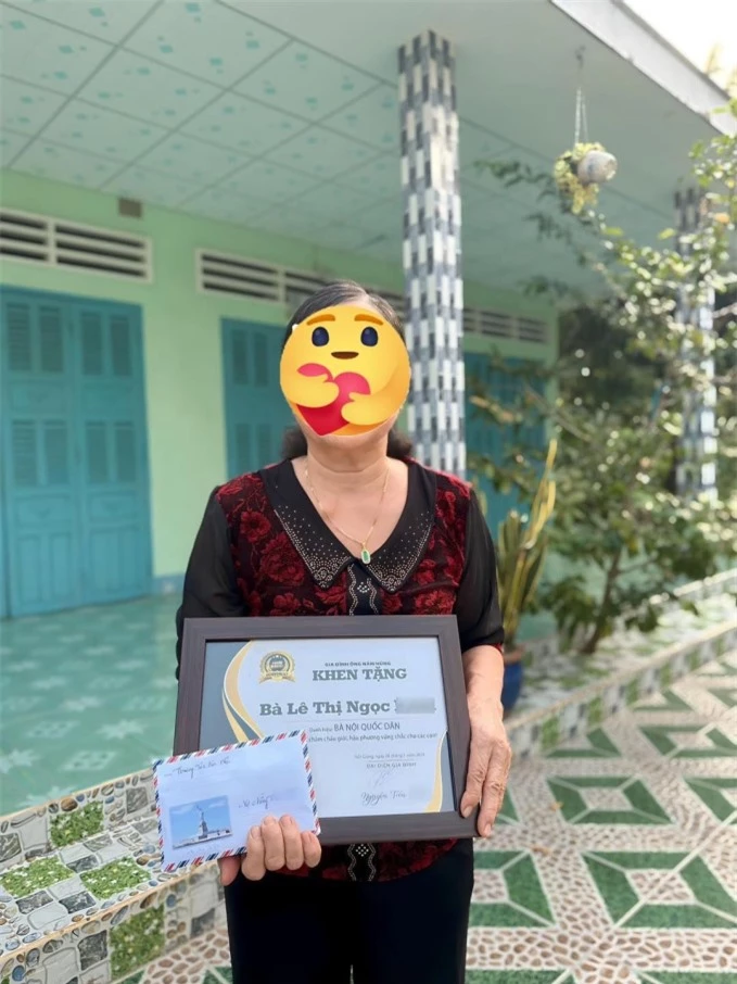 Nàng dâu này còn rất kì công tự làm bằng khen gia đình cùng phong bì tiền khá dày để “thưởng Tết” cho mẹ chồng.