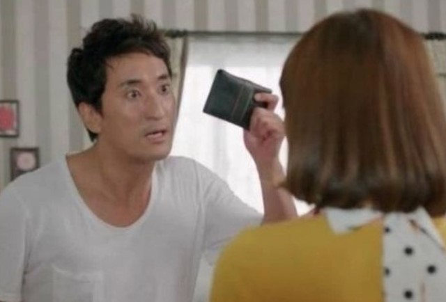 Anh tôi ném xấp tiền lên bàn rồi nói lời cay nghiệt, phản ứng của chị dâu khiến cả nhà bất ngờ