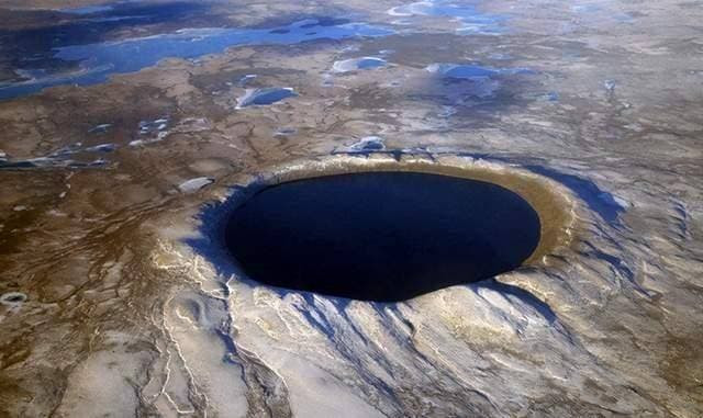 Nam Phi có miệng núi lửa 2 tỷ năm tuổi, nơi sinh sống của 550.000 người và chôn giấu hàng nghìn tấn kim cương và vàng