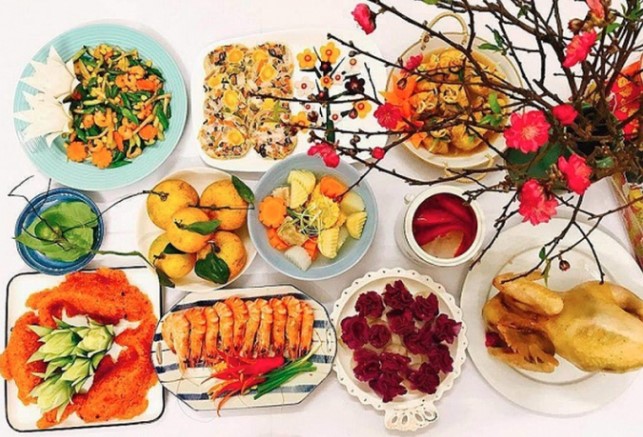 Đặt mâm cỗ cúng, nàng dâu bị mẹ chồng trách "chỉ biết tiêu tiền chồng" cho đến khi bà biết thu nhập thật sự của cô