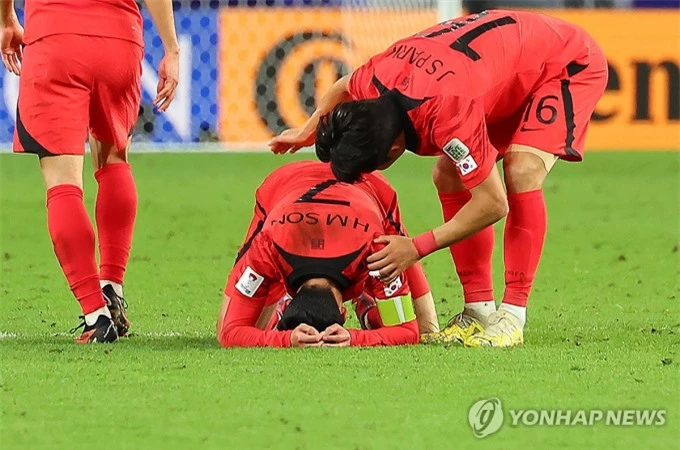  Tối 2/2, tuyển Hàn Quốc đã đánh bại Úc với tỷ số 2-1 tại tứ kết Asian Cup 2023. Trận đấu kết thúc, Son Heung-min không kìm được cảm xúc, anh đổ gục xuống sân bật khóc 