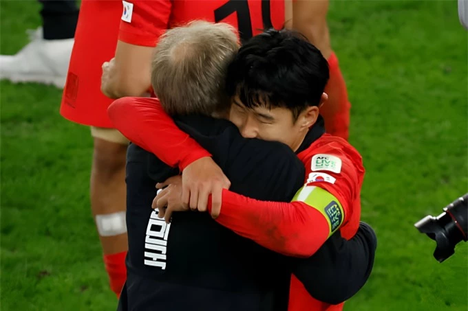 Cái ôm của Son Heung-min với HLV trưởng Jurgen Klinsmann. Trước trận, xuất hiện một số thông tin cho rằng mối quan hệ của cả hai trục trặc. Tuy nhiên, sự thật không phải vậy