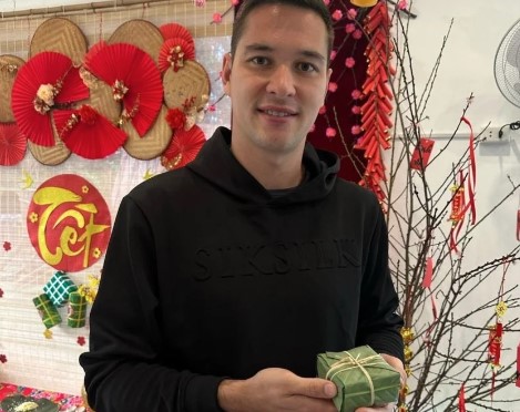 Thủ môn Nguyễn Filip gây sốt khi lần đầu gói bánh chưng ăn tết Việt, thành quả thế nào đây