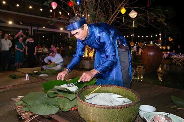 Nghệ nhân ẩm thực trình bày cách chế biến các món ăn truyền thống dịp Tết cổ truyền Việt Nam tại Furama Resort Đà Nẵng. 