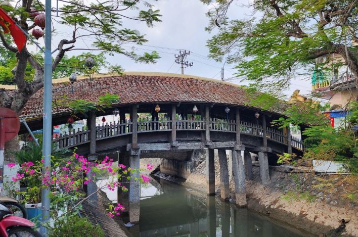 Chiêm ngưỡng cây cầu ngói dáng rồng trên 500 năm tuổi đẹp nhất Thành Nam