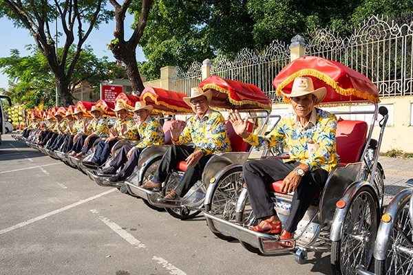 Trang phục của Đội Xích lô du lịch Đà Nẵng được đổi mới theo phong cách tươi trẻ, hiện đại. 