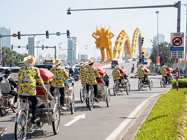 Xích lô du lịch đưa du khách tham quan nội thị Đà Nẵng.
