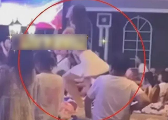 Cô giáo mầm non trình diễn vũ điệu trên sân khấu, phụ huynh tranh cãi: Tuyệt đối không cho bố đón con!