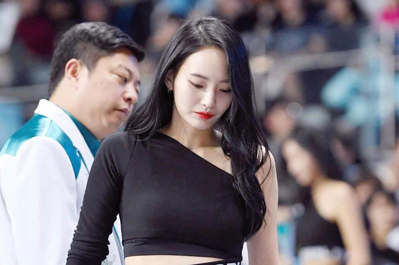 Nữ hoạt náo viên xinh đẹp, ‘đốn tim’ người hâm mộ