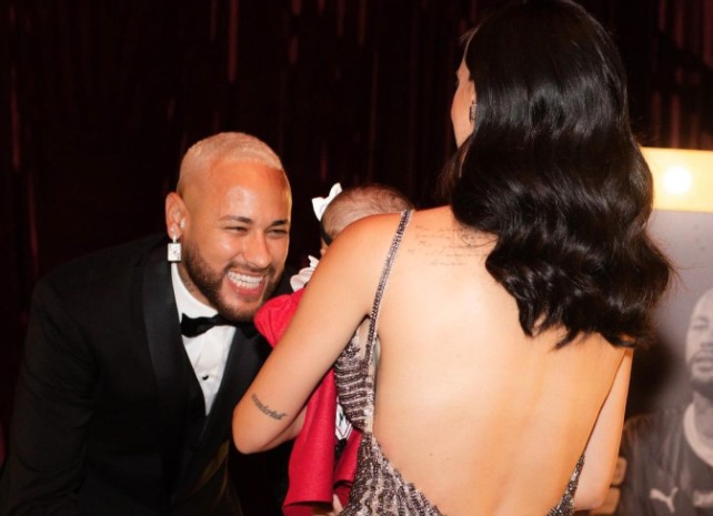 Neymar tổ chức tiệc sinh nhật xa hoa, hạnh phúc đăng ảnh chụp cùng bạn gái cũ