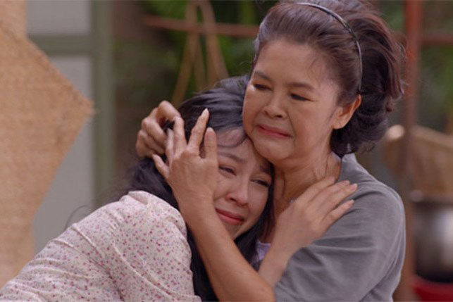 Con dâu ở cữ nhà ngoại, mẹ chồng sang thăm thấy khổ quá, bà thu dọn quần áo ra lệnh: Về với mẹ, no đói thương nhau