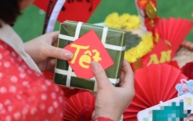 Vợ chuẩn bị quà Tết cho mẹ đẻ có phong bì 2 triệu, chồng lén xem trước rồi lẳng lặng làm một điều