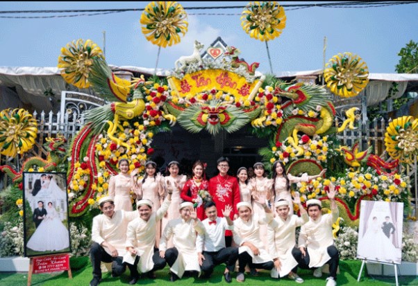 &#x110;&#xE1;m c&#x1B0;&#x1EDB;i &#x111;&#x1ED9;c nh&#x1EA5;t Vi&#x1EC7;t Nam c&#x1EE7;a &#x111;&#xF4;i v&#x1EE3; ch&#x1ED3;ng tr&#x1EBB;: Kh&#xF4;ng nh&#x1EAD;n ti&#x1EC1;n m&#x1EEB;ng, &#x111;&#xE3;i kh&#xE1;ch to&#xE0;n m&#xF3;n chay