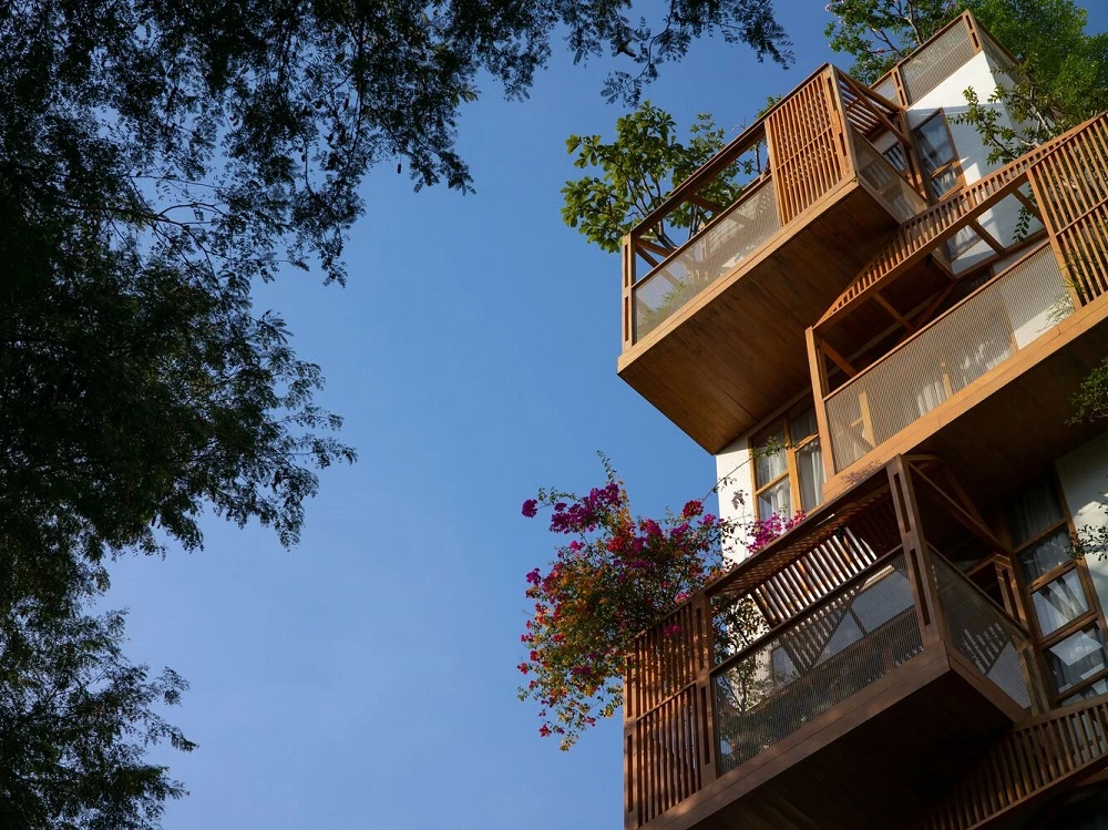 Mặt tiền của Ariosa Apartments gây ấn tượng bởi hệ thống lam gỗ. 