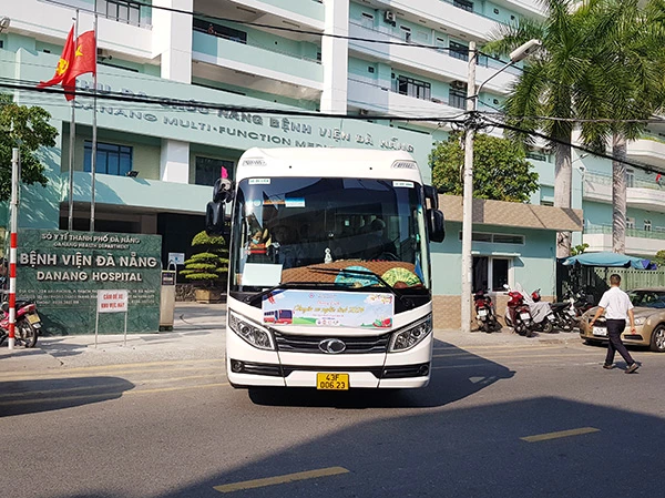 “Chuyến xe nghĩa tình xuân Giáp Thìn 2024” của Bệnh viện Đà Nẵng đưa các bệnh nhân nghèo về quê đón Tết.