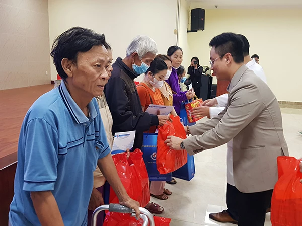 Ông Lê Hoàng Phúc - Giám đốc Trung tâm DSAC thay mặt các nhà hảo tâm trao quà cho các bệnh nhân về quê đón Tết.