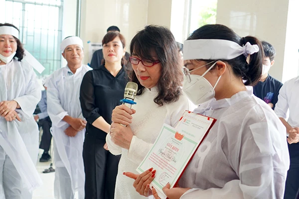 TS Nguyễn Thị Anh Đào - Hiệu trưởng Đại học Đông Á trao bằng Kỹ sư danh dự cho đại diện gia đình SV Nguyễn Minh Châu.