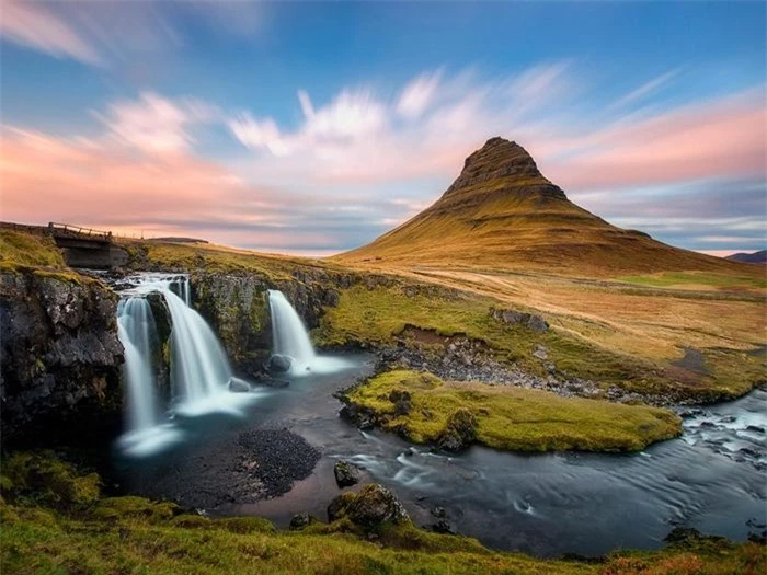 Kirkjufell, với chiều cao 463 m, là một trong những đỉnh núi được chụp ảnh nhiều ở Iceland.