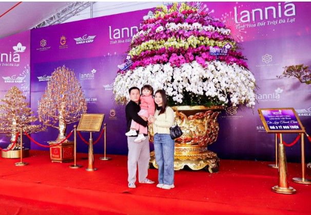 Chậu lan hồ điệp được bán với giá 3,8 tỉ ở Hà Nội: Cao 4m, gồm 9 tầng và phần chậu dát vàng 24K