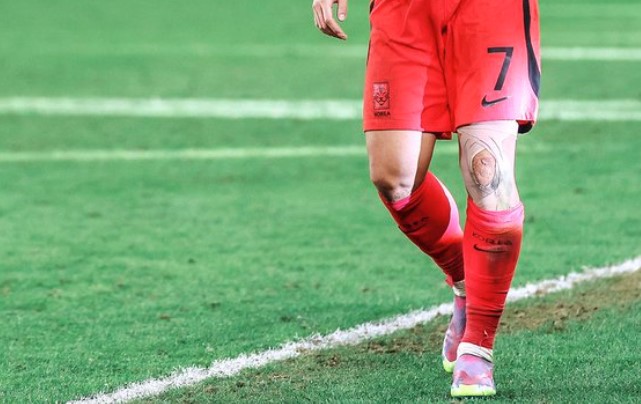 Xót xa trước hình ảnh Son Heung-min gắng gượng thi đấu với cái đầu gối bị quấn băng chằng chịt