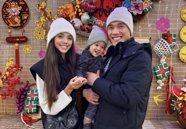 Tết của các "nóc nhà" cầu thủ: Người thảnh thơi sang chảnh trong căn hộ view triệu đô, người tất bật chăm con than "Tết xa phết"