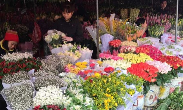 Cắm hoa chơi Tết đừng chỉ dùng nước lã: Thêm 1 thìa này vào bình, 10 ngày sau hoa vẫn tươi rói