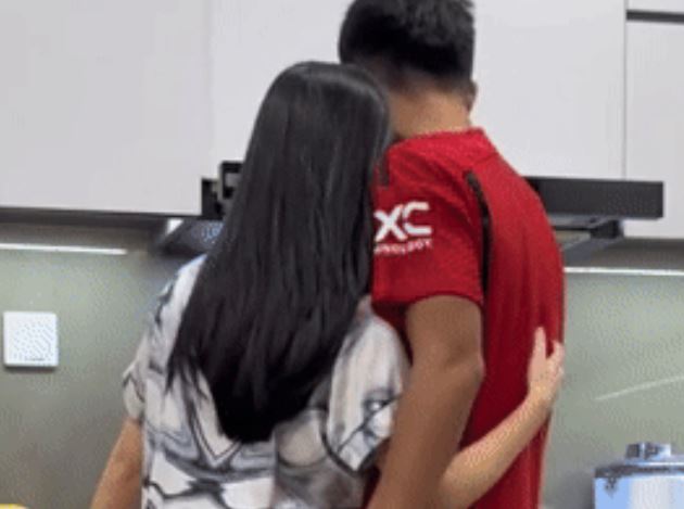 Hà Đức Chinh xắn tay vào bếp nấu ăn khi vợ đang nghi vấn mang bầu