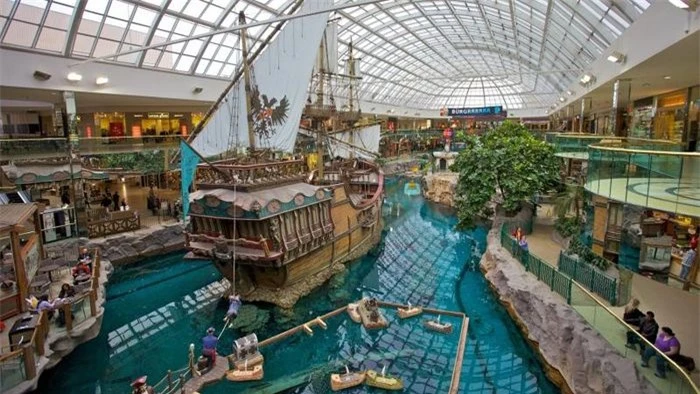 Trung tâm thương mại West Edmonton Mall, Edmonton, Alberta có thiết kế độc đáo nhất thế giới, rộng 500.000 m2 có hơn 800 cửa hàng và 10 điểm tham quan