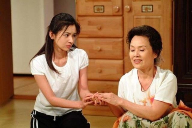 Nhận tiền thưởng Tết từ mẹ chồng, tôi ấm ức, bực bội vì mình chẳng khác gì "người giúp việc không công"