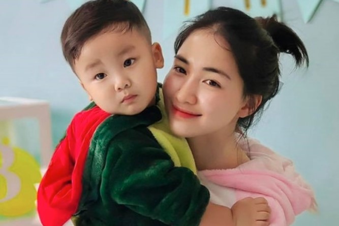 Hòa Minzy bình luận một câu dưới bài đăng, người hâm mộ lập tức khen lia lịa: "Dạy con giỏi quá ạ"