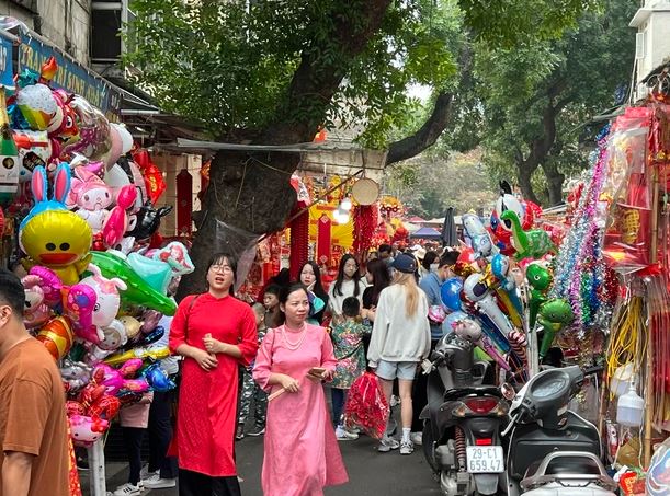 Phố cổ Hà Nội rực rỡ không khí Tết truyền thống