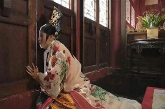 Khi các phi tần bị đẩy vào lãnh cung lạnh lẽo, tại sao các thái giám lại lao vào hầu hạ? Có những lợi ích này