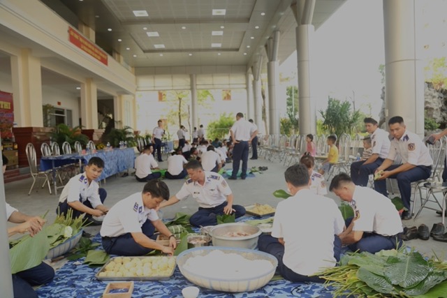 Bộ Tư lệnh Vùng Cảnh sát biển 4 tổ chức hội thi gói bánh chưng trên đảo Phú Quốc