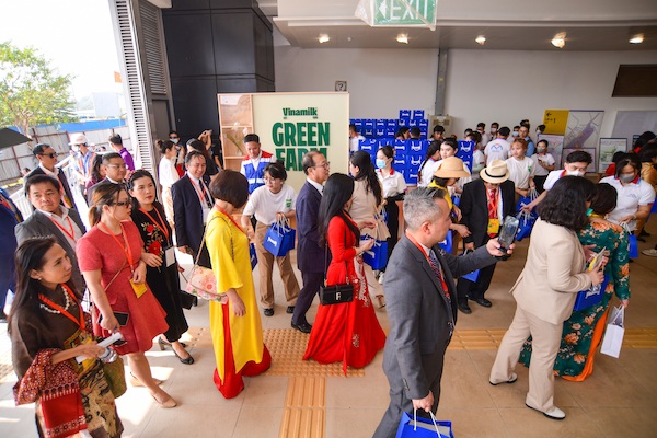 Vinamilk đồng hành cùng kiều bào trải nghiệm tuyến Metro Bến Thành - Suối Tiên 