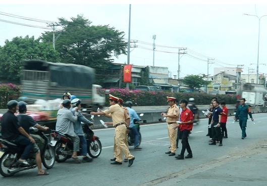 Cảnh sát giao thông phát nước, khăn lạnh miễn phí hỗ trợ người dân về quê đón Tết