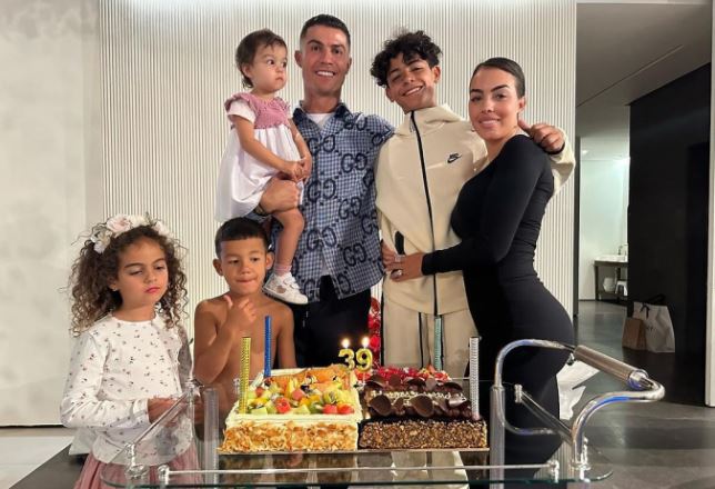 Ronaldo đăng ảnh khoe sinh nhật lần thứ 39, fan ngỡ ngàng trước chiều cao khó tin của cậu con trai cả