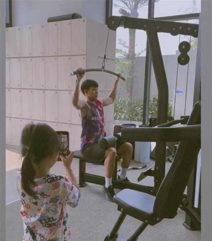 Sunny quay video bố tập gym 