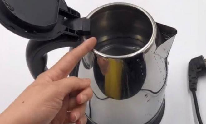 Ấm điện đun sôi nước, 9/10 gia đình sai, bây giờ cũng chưa muộn, hãy báo cho những người xung quanh biết sớm hơn