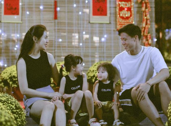 Hoa khôi ĐH Vinh khoe được đội trưởng ĐT Việt Nam thưởng Tết: Giàu nhất nhì làng bóng đá thì thưởng vợ bao nhiêu?
