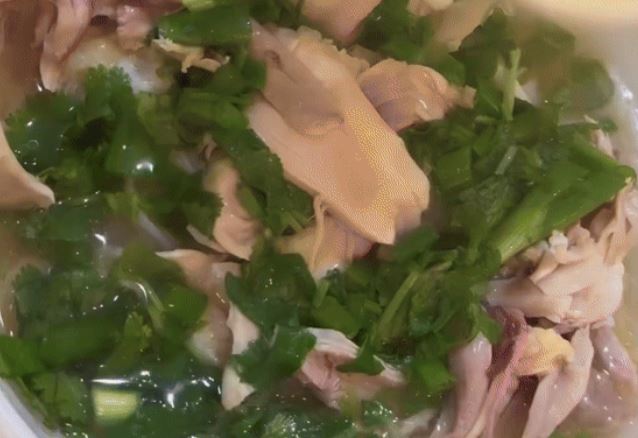 Nữ chủ nhân lâu đài 800 tỷ trổ tài nấu phở gà sát Tết, nhìn thành phẩm hiểu ngay lý do chồng tỷ phú mê mệt