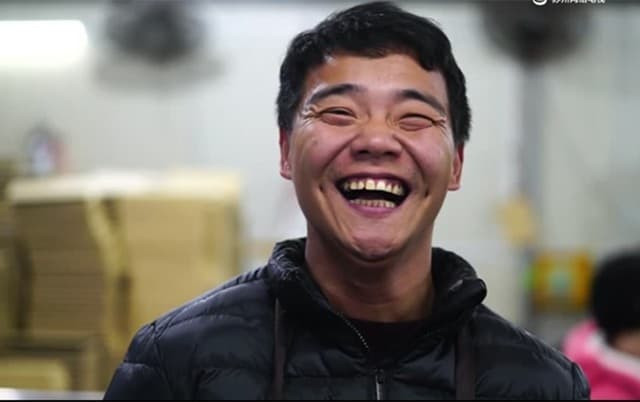 Mắc bệnh về não và luôn bị chê cười là kẻ ngốc, người đàn ông trở thành đại gia nhờ một câu nói trước khi cha qua đời