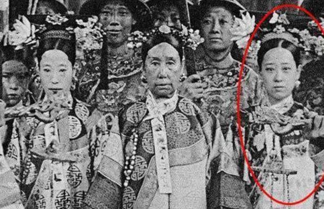 Đệ nhất mỹ nhân Vãn Thanh, nhờ dung mạo xinh đẹp nên được Từ Hi cưng chiều, mỗi lần chụp ảnh đều gọi vào chụp chung