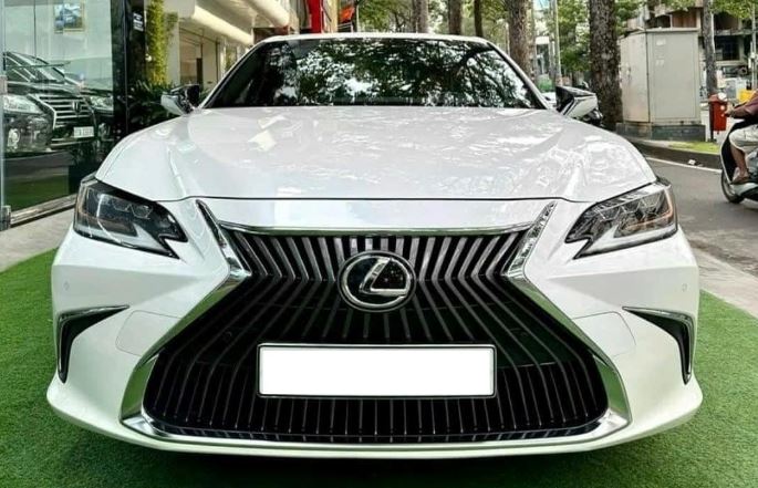 Lexus ES 250 'lướt' bán lại với giá khó tin sau 5 năm lăn bánh