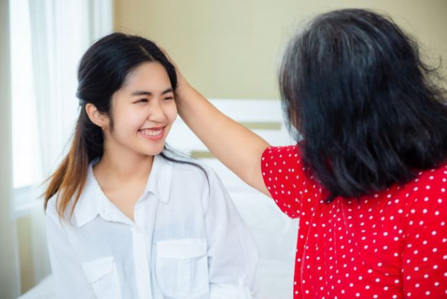 Tôi không dám tin vào mắt mình khi nhìn tập tiền mẹ chồng lì xì cho ngay sáng mùng Một Tết