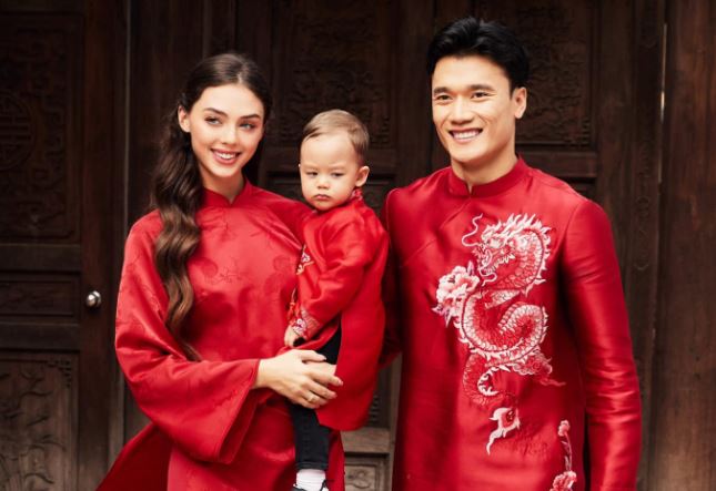 Bùi Tiến Dũng hoá người mẫu diện áo dài chụp ảnh tết cùng vợ mẫu tây và con trai