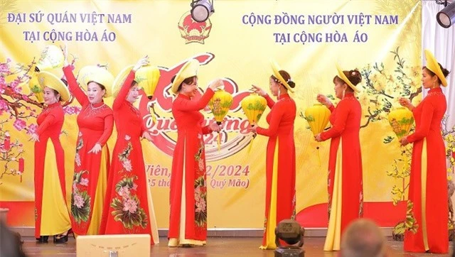 Đầm ấm, đậm đà bản sắc dân tộc dịp Tết Giáp Thìn 2024 của cộng đồng người Việt Nam ở nước ngoài - Ảnh 8.